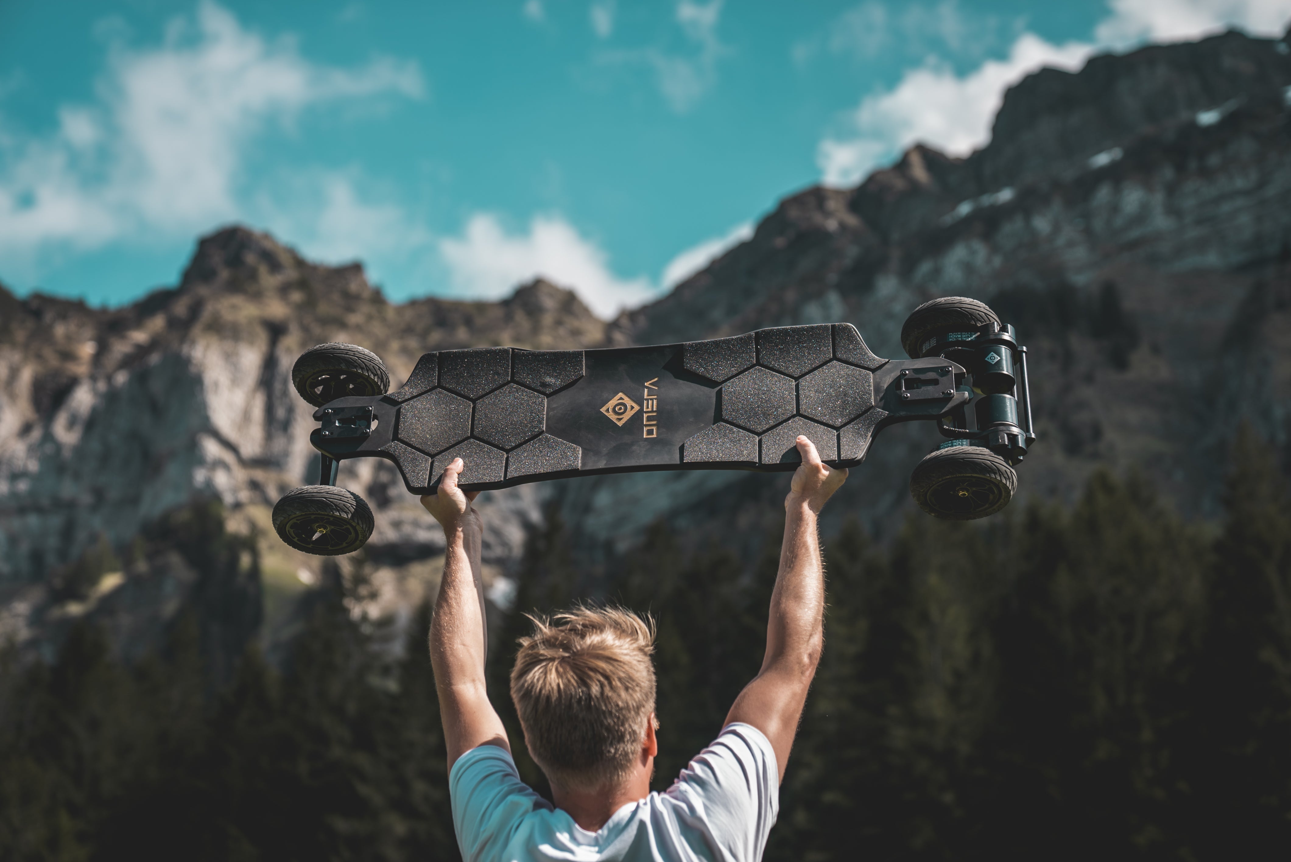 ONSRA VELAR Elektro-Skateboard fährt bergauf in der Schweiz – 14S System mit maximalem Drehmoment.
