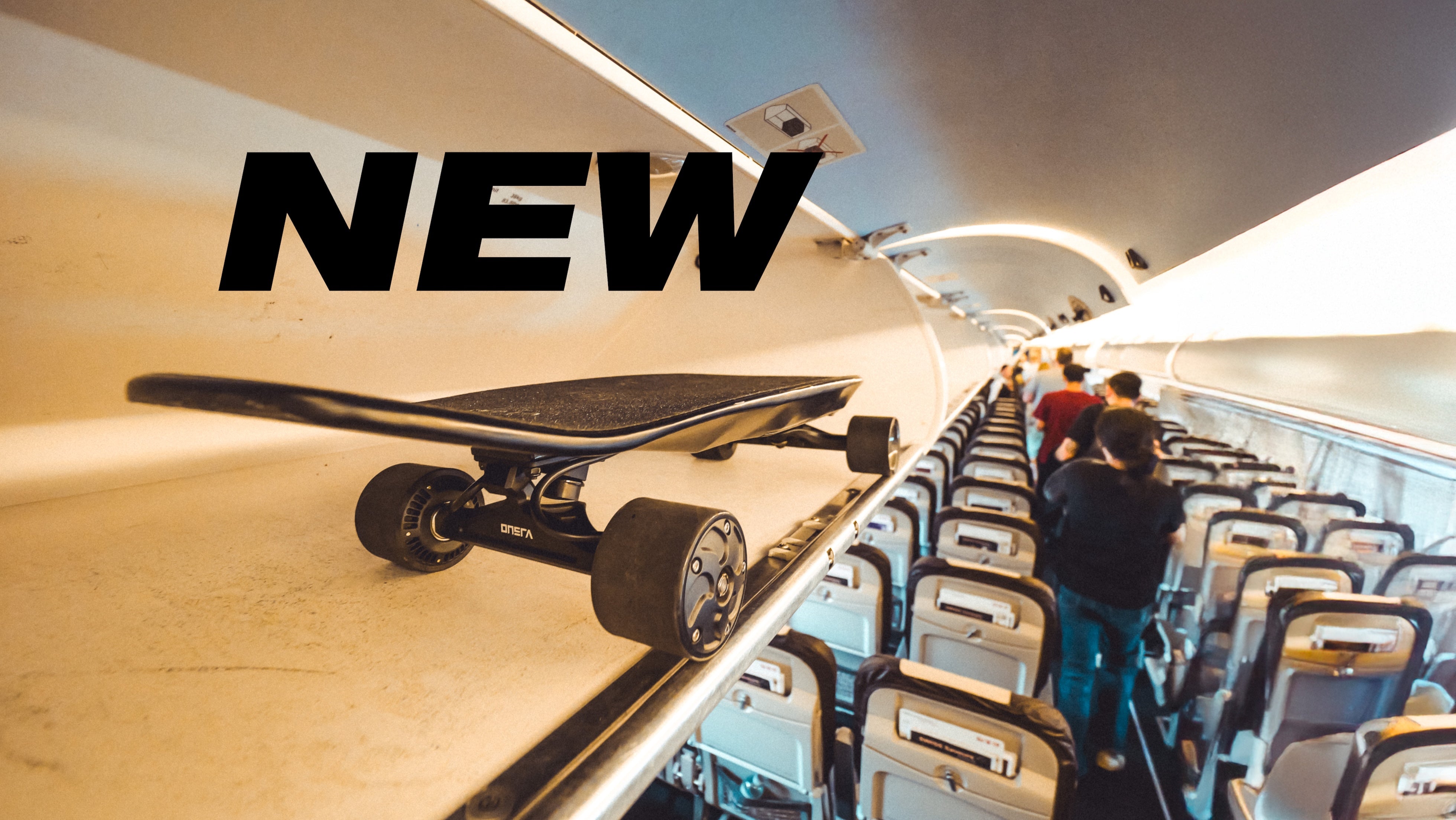 ONSRA ZENO Elektro-Skateboard mit 99 Wh Akku im Handgepäck – flugtauglich nach IATA-Regelung.