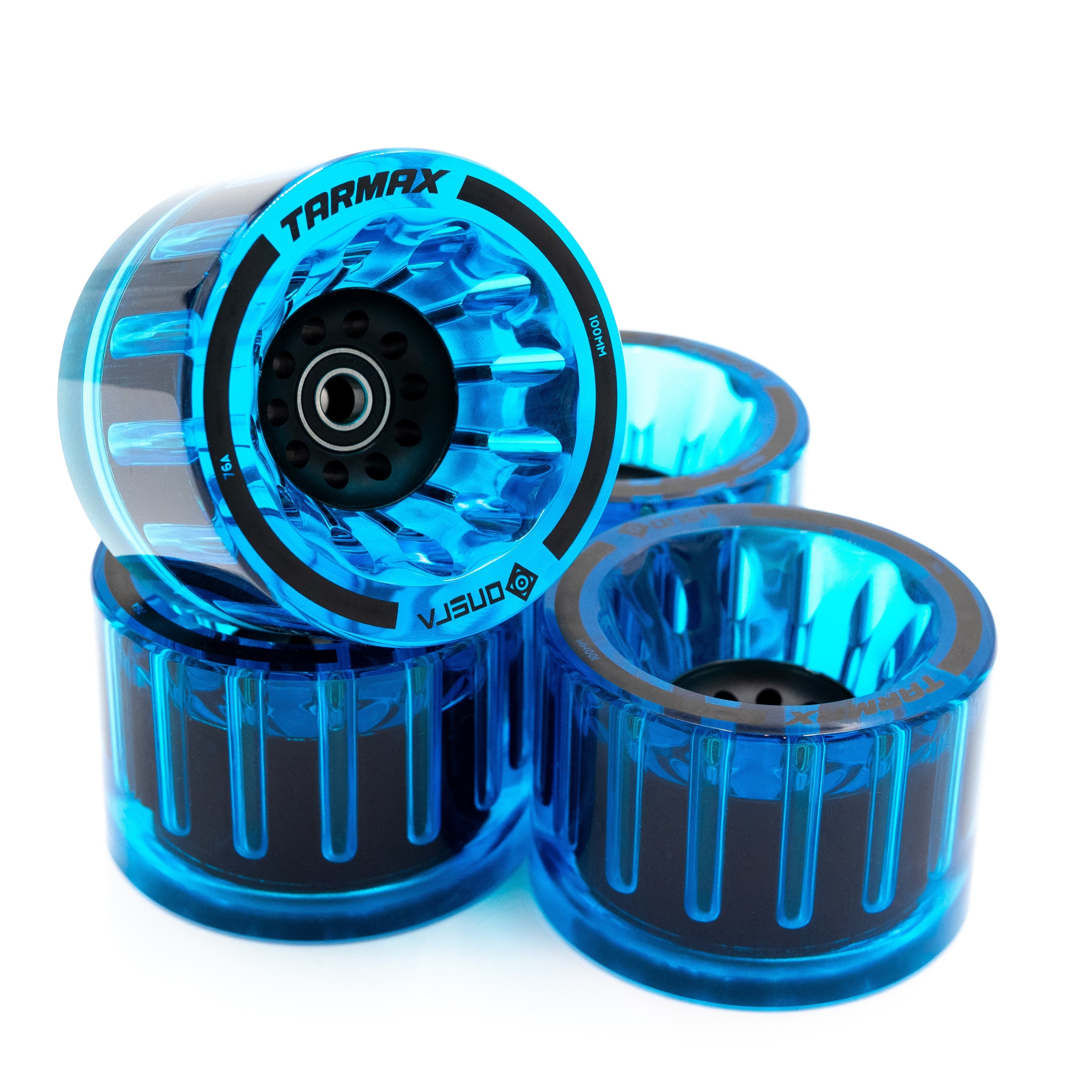 ONSRA Elektro-Skateboard mit All-Terrain Rubber 115 mm Rädern neben Street PU und TARMAX 100 mm Wheels – zeigt Komfort- und Terrain-Unterschiede.