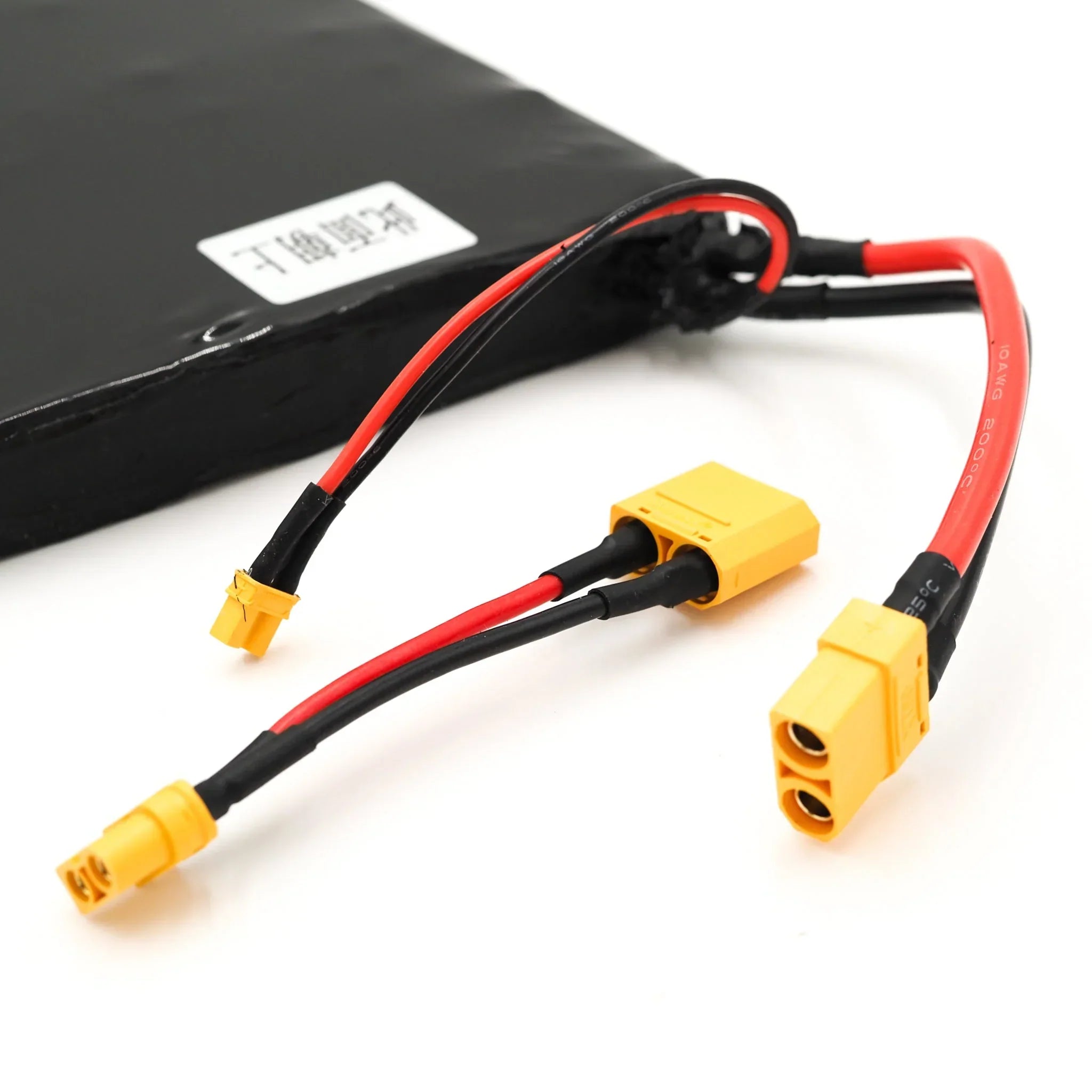 ONSRA ZENO 99 Wh Travel-Safe und 259 Wh Extended-Range Elektro-Skateboard-Akkus neben dem 14S VELAR E-Longboard – zeigt den Unterschied zwischen flugtauglichen Packs und 1036 Wh High-Power Systemen.