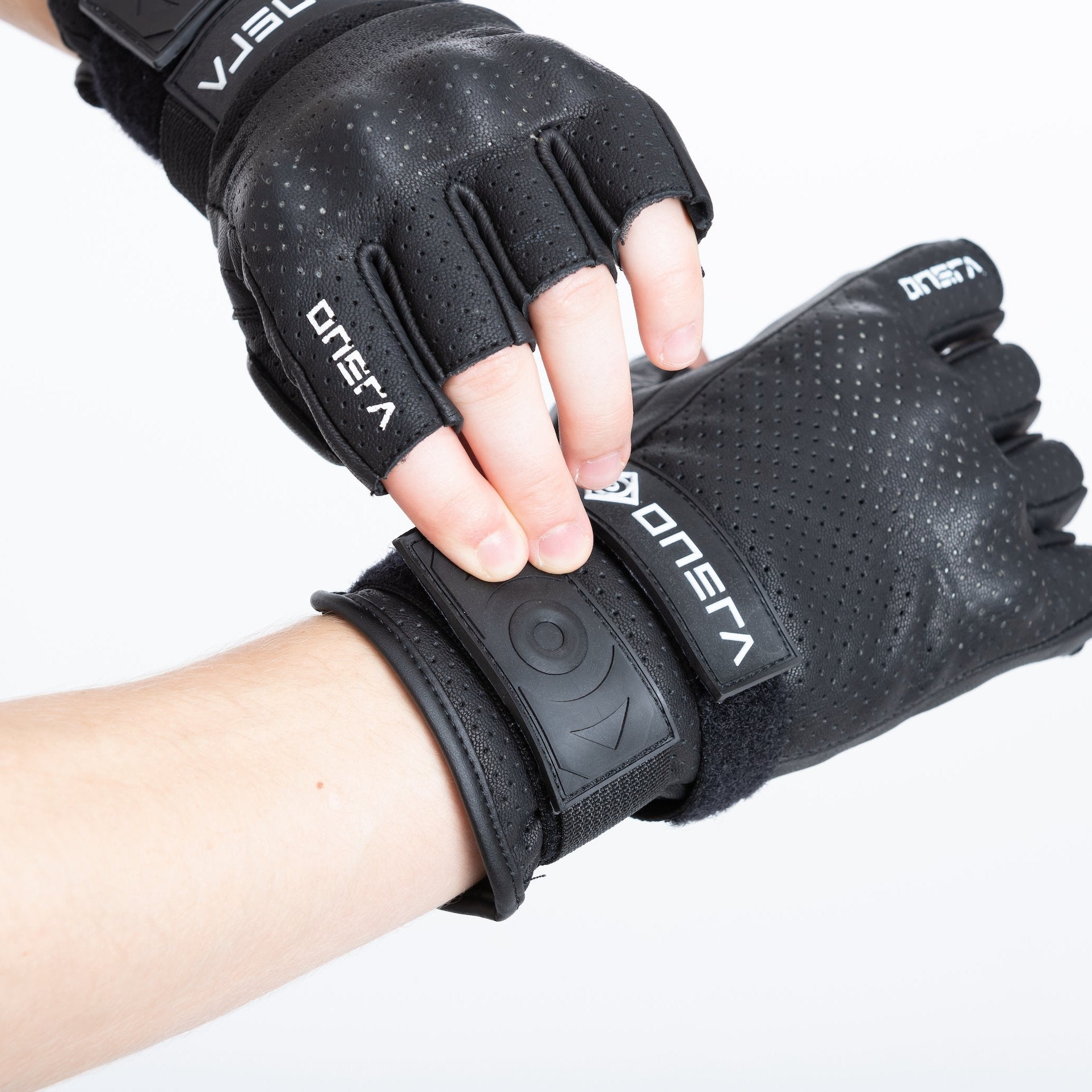 Best gloves for electric skateboards, longboards, and EUCs (electric unicycles) to enhance your riding experience.